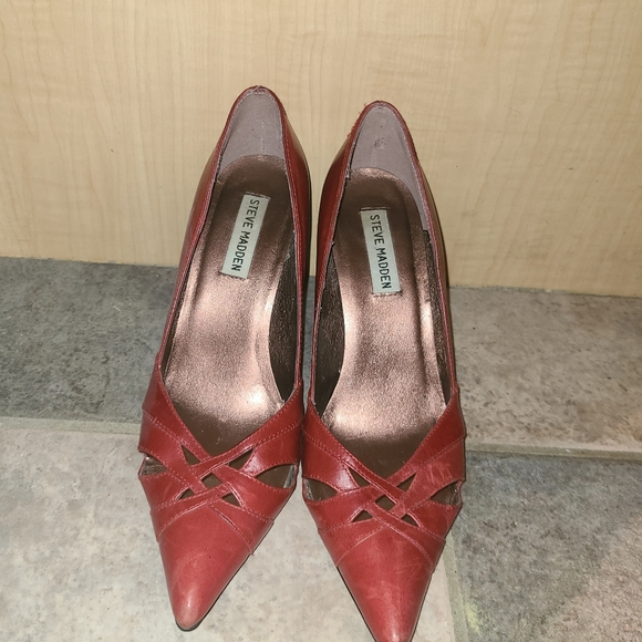 7.5 Red Steve Madden vintage/early 2000s red cut out pumps - Picture 2 of 4